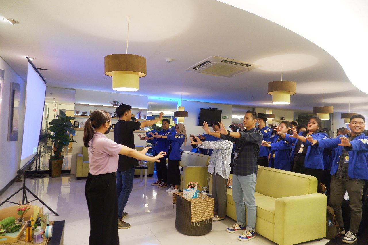 I18. ce breaking dari pihak Herborist di Lounge